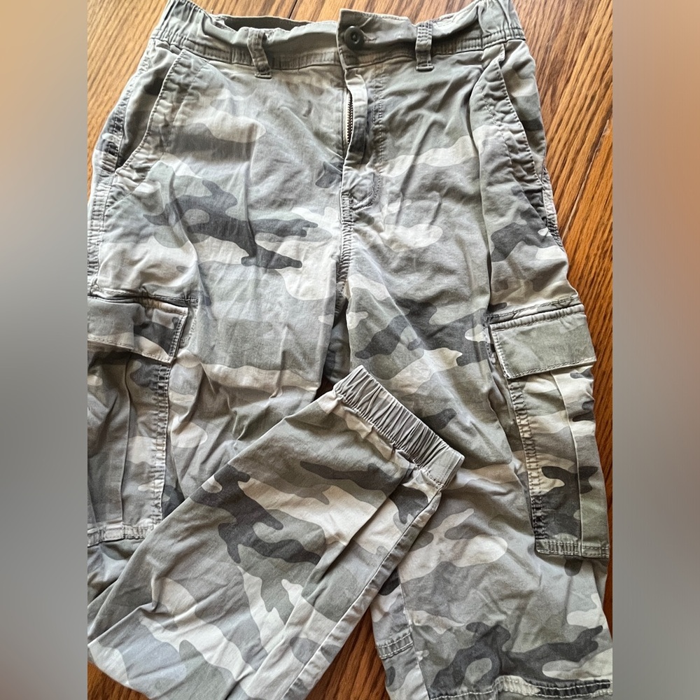 American Eagle Camouflage Cropped Cargo Pants